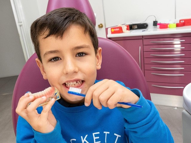 ¿A qué edad se recomienda que los niños empiecen a ir al dentista?