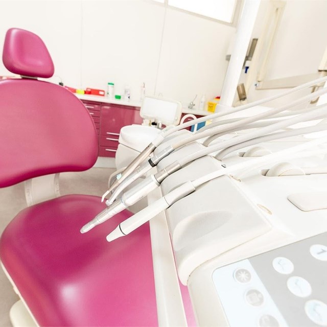 ¿Cómo limpiar tus alineadores Invisalign correctamente?